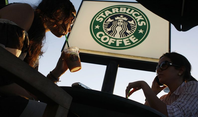 Starbucks dan McDonald’s Mulai Kurangi Konsumsi Penggunaan Sedotan Plastik