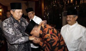 Ada Makna Apa Dibalik Cium Tangan Gatot Pada SBY