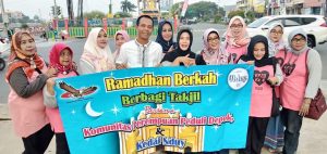 Komunitas Perempuan Peduli Depok (KP2D) Berbagi Ta'jil Berkah Ramadhan
