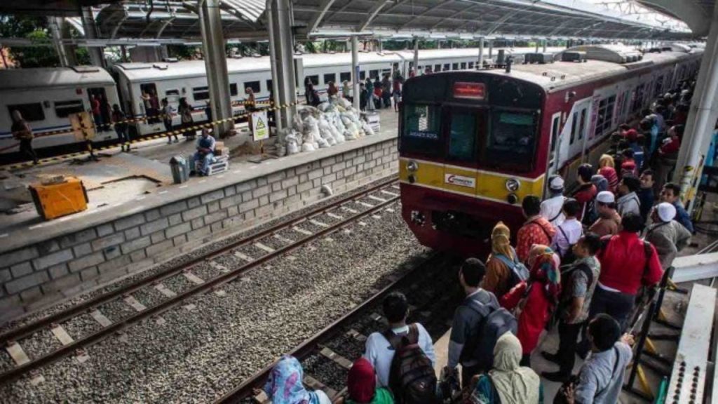 Kelompok Lanjut Usia Dihimbau Untuk Menunda Perjalanan Dengan Commuter Line Kelompok Lanjut Usia Dihimbau Untuk Menunda Perjalanan Dengan Commuter Line