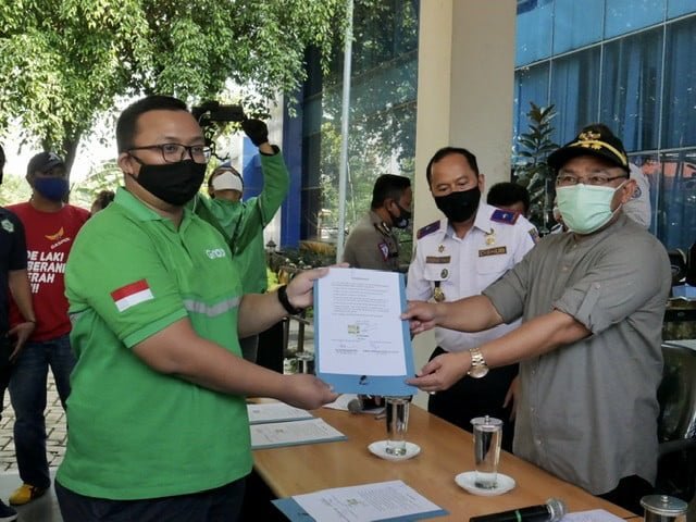 Naik Ojol, Penumpang Harus Bawa Helm Sendiri dan Patuhi Protokol Kesehatan Naik Ojol, Penumpang Harus Bawa Helm Sendiri dan Patuhi Protokol Kesehatan