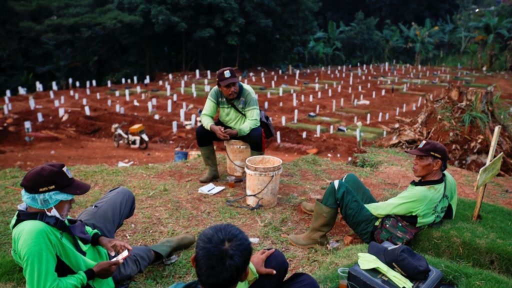 Kisah Penggali Kubur di Tengah Melonjaknya Pemakaman Covid-19 di Jakarta