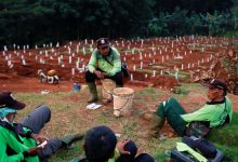 Kisah Penggali Kubur di Tengah Melonjaknya Pemakaman Covid-19 di Jakarta