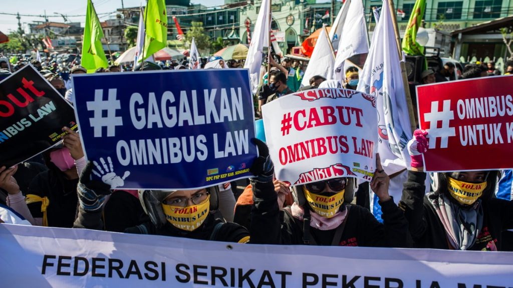 DPR Sahkan Omnibus Law Lebih Cepat, Demo Mulai Terjadi di Beberapa Kota