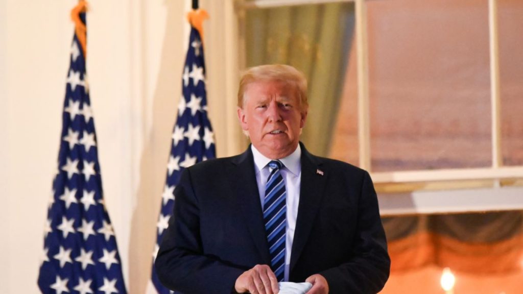 Trump Kembali Ke Gedung Putih, Desak Warga AS agar “Tidak Takut” terhadap Virus Trump Kembali Ke Gedung Putih, Desak Warga AS agar “Tidak Takut” terhadap Virus