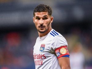 Houssem Aouar Bertahan, Arsenal Gagal Dapatkan Servis Gelandang Lyon
