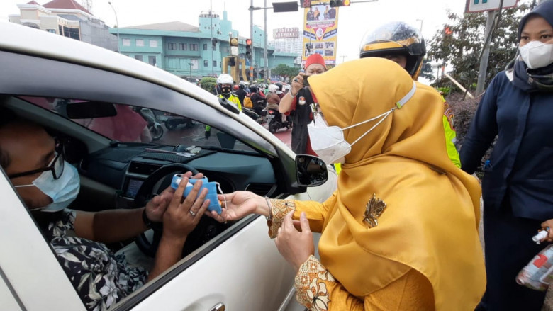 Bunda Elly Farida : Ibu Adalah Garda Terdepan Untuk Mengajak Anak-anak Menjaga Protokol Kesehatan Bunda Elly Farida : Ibu Adalah Garda Terdepan Untuk Mengajak Anak-anak Menjaga Protokol Kesehatan
