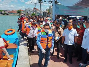 Gubernur Jawa Barat Hibahkan Satu Perahu Untuk Situ Rawa Besar