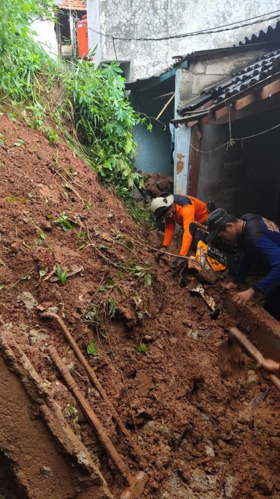 Untuk Tangani Banjir dan Longsor, DPUPR Kota Depok Terjunkan Satgas di Sejumlah Titik Untuk Tangani Banjir dan Longsor, DPUPR Kota Depok Terjunkan Satgas di Sejumlah Titik