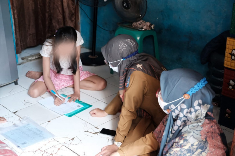 DPAPMK Kota Depok Kunjungi Keluarga PMKS Untuk Beri Edukasi dan Penguatan