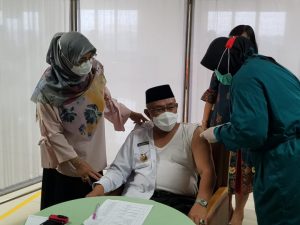 Wali Kota Depok Melaksanakan Vaksinasi Covid-19 di RS Hermina Depok