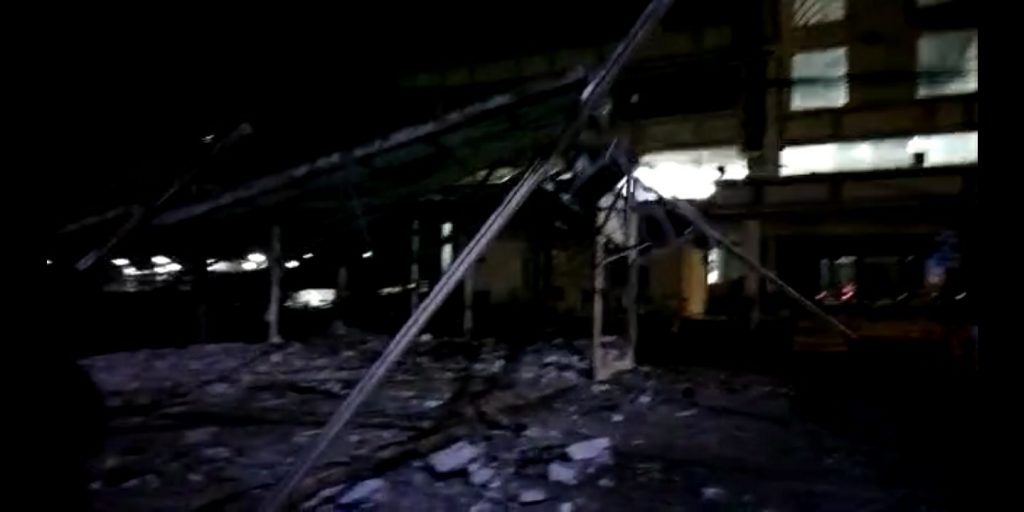 Bangunan Indomart di Stasiun Depok Baru Dibongkar Sendiri Oleh Pemiliknya Bangunan Indomart di Stasiun Depok Baru Dibongkar Sendiri Oleh Pemiliknya