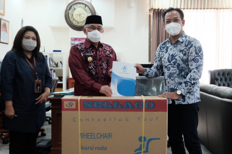 Pemkot Depok Terima Bantuan 40 Paket Sembako dan 10 Kursi Roda dari PT. Taspen