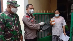 10 Warga Isoman di Mampang Terima Bantuan Obat-obatan dari Presiden Republik Indonesia