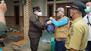 Kejari Depok Bagikan Sembako Untuk Warga Dalam Rangka HBA ke-61 dan HUT IAD XXI