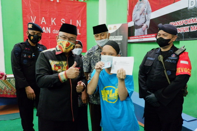 Wali Kota Depok Berikan KTP Elektronik Kepada 15 Warga Disabilitas