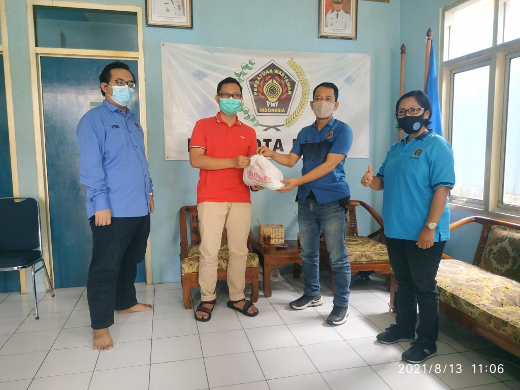 Rizky Apriwijaya Salurkan 50 Paket Sembako Untuk PWI Kota Depok