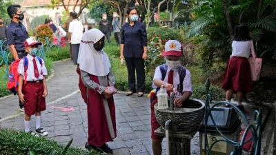 Hampir 120 Juta Siswa Masih Tinggal di Rumah akibat COVID Hampir 120 Juta Siswa Masih Tinggal di Rumah akibat COVID