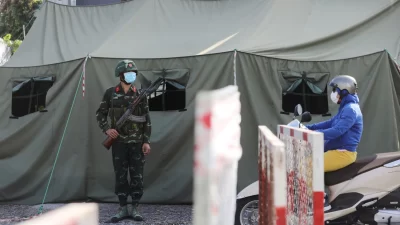 Barikade Dibongkar Jelang Akhir Penguncian COVID di Vietnam