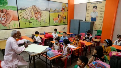 Sekolah-sekolah Mulai Buka Sebagian di Berbagai Penjuru Dunia Sekolah-sekolah Mulai Buka Sebagian di Berbagai Penjuru Dunia