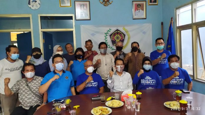 Jelang Harlah Ke-20, DPC Partai Demokrat Kota Depok Berbagi Bingkisan Untuk PWI Kota Depok Jelang Harlah Ke-20, DPC Partai Demokrat Kota Depok Berbagi Bingkisan Untuk PWI Kota Depok