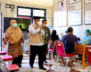 Wali Kota DepokTinjau Gebyar Vaksinasi di Cipayung, Pastikan Sesuai Prokes