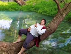 Saking Ngefansnya Sama LOTR, Lelaki Ini Hidup Layaknya Karakter Hobbit