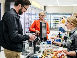 Supermarket Ini Sediakan Kasir Khusus untuk Temani Pembeli yang Kesepian