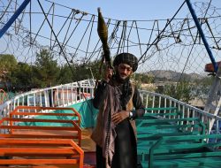 Foto-Foto Ini Merekam Kegembiraan Prajurit Taliban Piknik di Taman Bermain