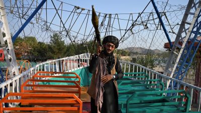 Foto-Foto Ini Merekam Kegembiraan Prajurit Taliban Piknik di Taman Bermain