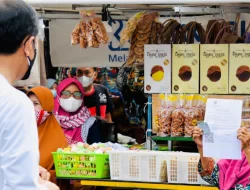 Pemerintah Serahkan Paket Bantuan Rp1,2 Triliun untuk Pedagang Kecil