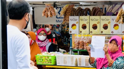 Pemerintah Serahkan Paket Bantuan Rp1,2 Triliun untuk Pedagang Kecil Pemerintah Serahkan Paket Bantuan Rp1,2 Triliun untuk Pedagang Kecil