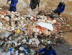 DPUPR Kota Depok Kerahkan Sargas Untuk Bersihkan Sampah di Kali Cabang Tengah