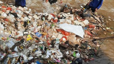 DPUPR Kota Depok Kerahkan Sargas Untuk Bersihkan Sampah di Kali Cabang Tengah
