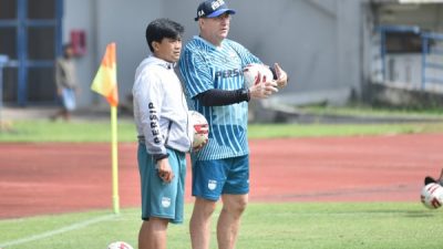 Robert Masih Ingin Perbaiki Pertahanan Walaupun Minim Kebobolan Robert Masih Ingin Perbaiki Pertahanan Walaupun Minim Kebobolan