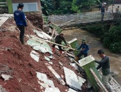 DPUPR Kota Depok Tangani Longsor di Kali Kumpa Dengan Menerjunkan Satgas