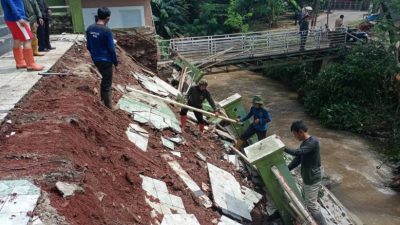 DPUPR Kota Depok Tangani Longsor di Kali Kumpa Dengan Menerjunkan Satgas DPUPR Kota Depok Tangani Longsor di Kali Kumpa Dengan Menerjunkan Satgas
