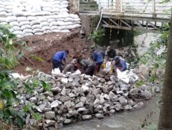 Satgas DPUPR Kota Depok Lakukan Pemasangan tanggul dari karung tanah Untuk Longsor Kali Kumpa