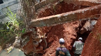 Guna Mencegah Banjir di Komplek Marinir, DPUPR Kota Depok Lakukan Pelebaran Sudut Kali Gondang Guna Mencegah Banjir di Komplek Marinir, DPUPR Kota Depok Lakukan Pelebaran Sudut Kali Gondang
