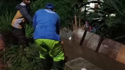 Satgas DPUPR Kota Depok Diterjunkan Untuk Tangani Tanggul Jebol di Kali Angke Satgas DPUPR Kota Depok Diterjunkan Untuk Tangani Tanggul Jebol di Kali Angke
