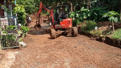 DPUPR Kota Depok Turunkan Mini Spider Untuk Bantu Satgas Tangani Tanggul Jebol di Kali Angke DPUPR Kota Depok Turunkan Mini Spider Untuk Bantu Satgas Tangani Tanggul Jebol di Kali Angke