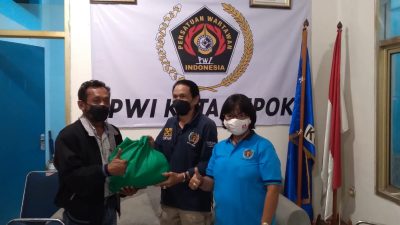 PWI Kota Depok Dapat Bantuan Paket Sembako Akhir Tahun dari Gubernur Jabar PWI Kota Depok Dapat Bantuan Paket Sembako Akhir Tahun dari Gubernur Jabar