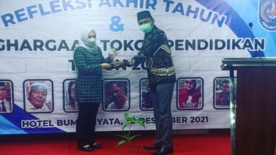 Qonita Lutfiah Raih Penghargaan Tokoh Pendidikan Tahun 2021 Kategori Ketua Yayasan Sukses Qonita Lutfiah Raih Penghargaan Tokoh Pendidikan Tahun 2021 Kategori Ketua Yayasan Sukses