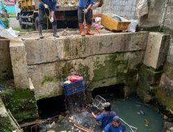 DPUPR Kota Depok Kerahkan 10 Satgas Bersihkan Sampah di Kali Laya