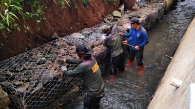 Cegah Longsor Susulan, Satgas DPUPR Pasang Bronjong di Perumahan Kopwani