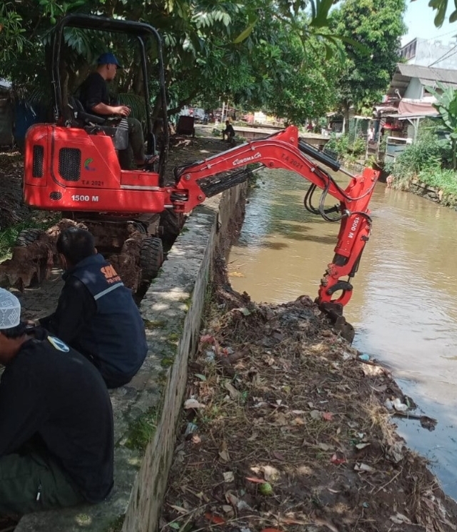 Satgas DPUPR Kota Depok Lakukan Normalisasi KCB Jembatan Serong
