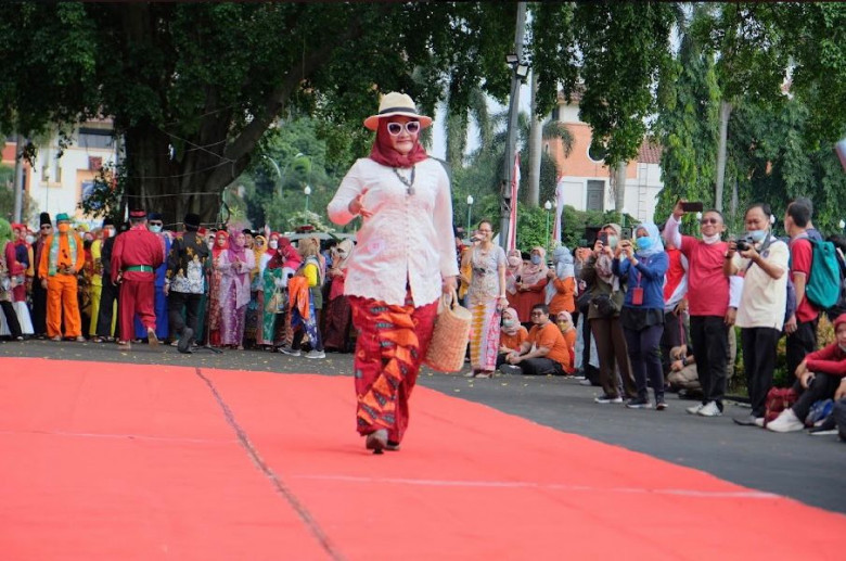 Kepala DPUPR Mendesain Kebaya Encim dan Celana Batik Depok Sendiri