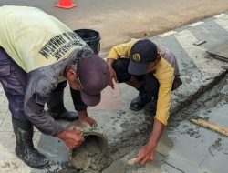 Atasi Banjir Akibat Sampah, DPUPR Kota Depok Terpaksa Bongkar Trotoar