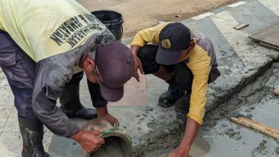 Atasi Banjir Akibat Sampah, DPUPR Kota Depok Terpaksa Bongkar Trotoar
