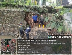 Material Turap Ambrol di Kali Grogol Diangkut